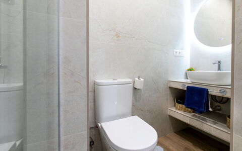Elvix Nerja Center a: Asiento Del Baño, Baño, Baño, Arreglo De Tubería, Piso, Pared, Suelo, Diseño De Interiores, Lavabo, Plomería