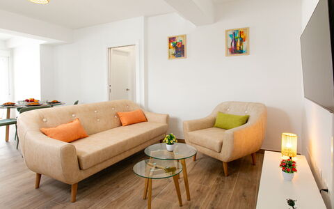 Elvix Nerja Center a: Mueble, Diseño De Interiores, Piso, Sofá, Suelo, Madera, Habitación, Sala, Textil, Techo