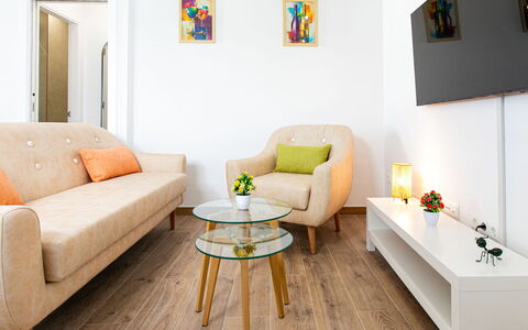 Elvix Nerja Center a: Mueble, Diseño De Interiores, Piso, Sofá, Pared, Suelo, Madera, Sala, Habitación, Suelos De Madera