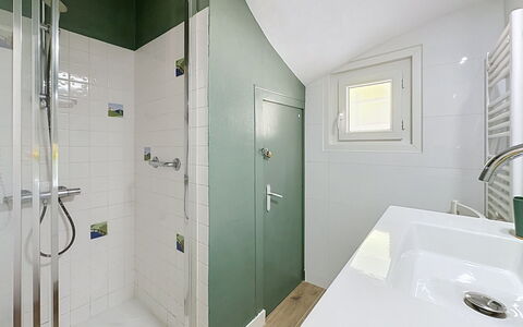 Claire Joie: Baño, Arreglo De Tubería, Pared, Piso, Suelo, Diseño De Interiores, Baño, Techo, Grifo, Lavabo Del Baño