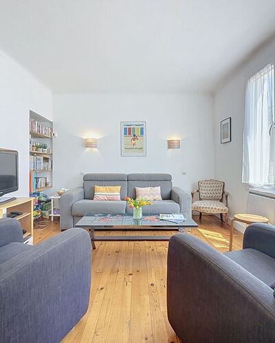 Claire Joie: Mueble, Diseño De Interiores, Sofá, Piso, Suelo, Habitación, Sala, Techo, Mesa, Departamento