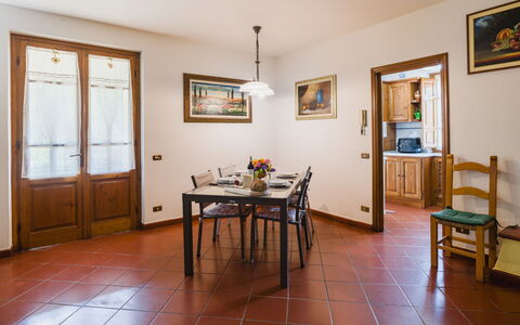 Casa Lulù: Piso, Diseño De Interiores, Techo, Suelo, Mueble, Habitación, Comedor, Cocina Y Comedor Mesa, Puerta, Suelos De Madera