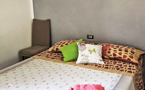 Casa Lulù: Mueble, Cama, Habitación, Lecho, Sábana, Diseño De Interiores, Linos, Suelo, Habitación, Textil