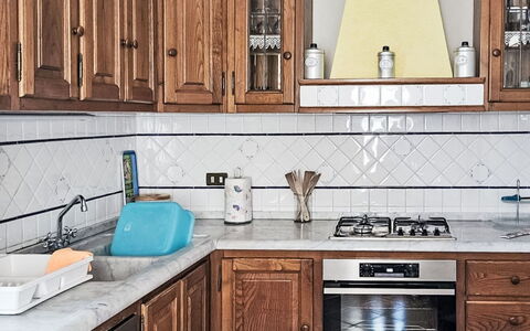 Casa Lulù: Cocina, Mostrador, Aparato De Cocina, Gabinetes, Electrodoméstico, Fregadero, Madera, Estufa De Cocina, Diseño De Interiores, Piso