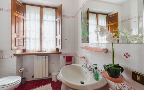 Casa Lulù: Diseño De Interiores, Arreglo De Tubería, Piso, Lavabo Del Baño, Suelo, Lavabo, Baño, Grifo, Habitación, Plomería