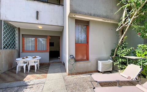 Villaggio Podere San Luigi: Barrio Residencial, Casa, Departamento, Diseño Urbano, Balcón, Sombra, La Luz Del Día, Yeso