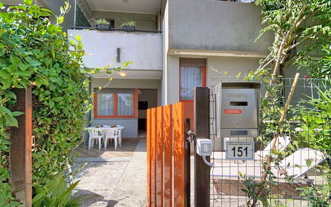 Villaggio Podere San Luigi: Barrio Residencial, Casa, Departamento, Diseño Urbano, Balcón, Sombra, La Luz Del Día, Yeso
