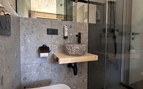 02 Nth050 18A Sup Chalet mit Sauna und Hot Tub 2 e: Pared, Arreglo De Tubería, Piso, Diseño De Interiores, Suelo, Baño, Lavabo, Plomería, Lavabo Del Baño, Grifo