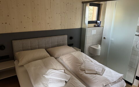 Großveitsch 607: Cama, Habitación, Sábana, Lecho, Madera, Suelo, Piso, Diseño De Interiores, Marco De La Cama, Habitación