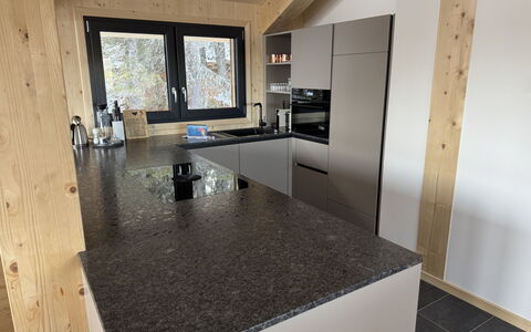 Großveitsch 607: Cocina, Piso, Mostrador, Gabinetes, Granito, Material Natural, Aparato De Cocina, Electrodoméstico, Manchas De Madera, Electrodoméstico