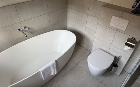 Großveitsch 607: Piso, Baño, Pared, Arreglo De Tubería, Suelo, Diseño De Interiores, Baño, Plomería, Loseta, Material Compuesto