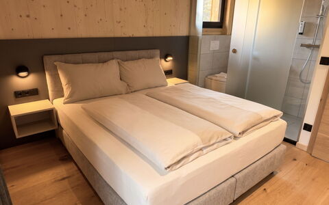 02 Nth055 18F Sup Chalet mit Sauna und Hot Tub 2 e: Habitación, Cama, Marco De La Cama, Lecho, Habitación, Sábana, Madera Dura, Almohada, Colchón, Manchas De Madera