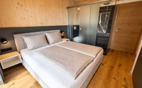 02 Nth055 18F Sup Chalet mit Sauna und Hot Tub 2 e: Habitación, Cama, Marco De La Cama, Habitación, Lecho, Madera Dura, Manchas De Madera, Sábana, Colchón, Suelos De Madera