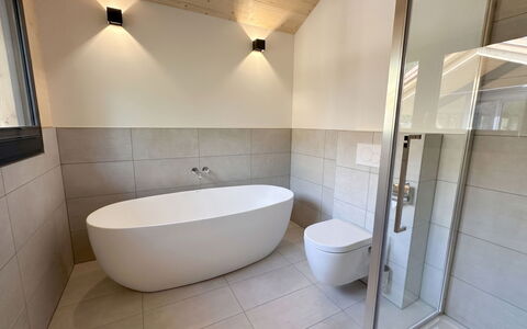 02 Nth055 18F Sup Chalet mit Sauna und Hot Tub 2 e: Piso, Suelo, Pared, Arreglo De Tubería, Diseño De Interiores, Baño, Bañera, Plomería, Loseta, Grifo