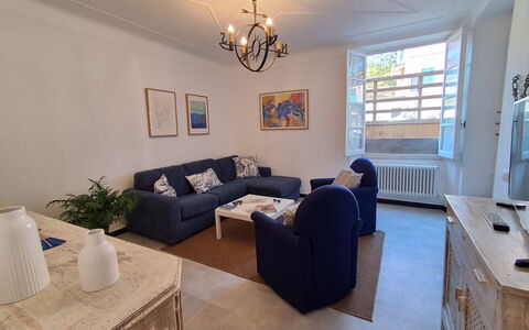 La Riva - Levanto: Mueble, Diseño De Interiores, Piso, Sofá, Suelo, Pared, Madera, Techo, Sala, Habitación