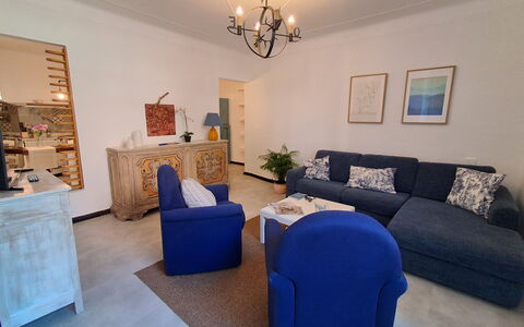 La Riva - Levanto: Mueble, Diseño De Interiores, Piso, Sofá, Pared, Suelo, Madera, Habitación, Sala, Techo