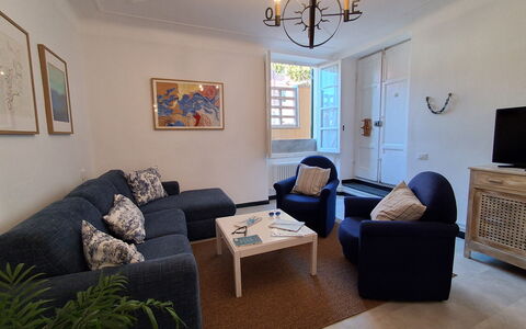 La Riva - Levanto: Mueble, Diseño De Interiores, Piso, Sofá, Suelo, Pared, Madera, Sala, Habitación, Techo