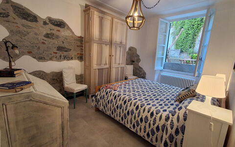 La Riva - Levanto: Mueble, Habitación, Cama, Diseño De Interiores, Lecho, Sábana, Madera, Piso, Suelo, Habitación