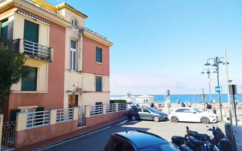 La Riva - Levanto: By, Departamento, Carro Familiar, Balcón, De Vehículos De Lujo, Segmento D, Coche De La Ciudad, Estacionamiento