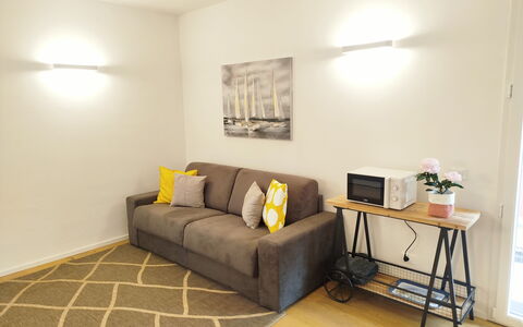 Lola Home - Levanto: Mueble, Diseño De Interiores, Piso, Pared, Sofá, Suelo, Madera, Habitación, Techo, Sala