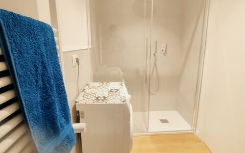 Lola Home - Levanto: Piso, Suelo, Pared, Arreglo De Tubería, Diseño De Interiores, Baño, Plomería, Habitación, Baño, Loseta