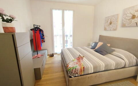 Lola Home - Levanto: Mueble, Diseño De Interiores, Piso, Suelo, Cama, Habitación, Madera, Habitación, Sábana, Textil