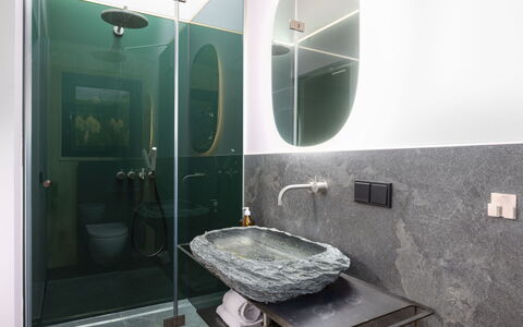 03 Nth032 Deluxe Chalet mit Sauna und Hot Tub: Diseño De Interiores, Arreglo De Tubería, Espejo, Encendiendo, Grifo, Lavabo, Lámpara, Plomería, Baño, Lavabo Del Baño