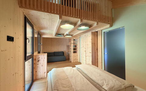 03 Nth032 Deluxe Chalet mit Sauna und Hot Tub: Madera, Diseño De Interiores, Techo, Habitación, Suelo, Piso, Habitación, Cama, Manchas De Madera, Madera Dura