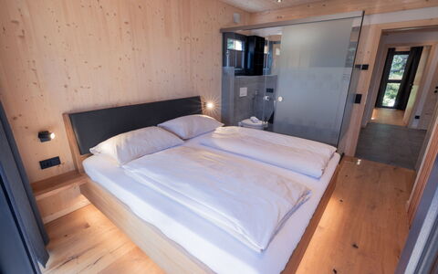02 Nth030 Sup Chalet mit Sauna und Hot Tub 2 Etage: Habitación, Marco De La Cama, Cama, Lecho, Sábana, Madera Dura, Manchas De Madera, Colchón, Hotel, Suite