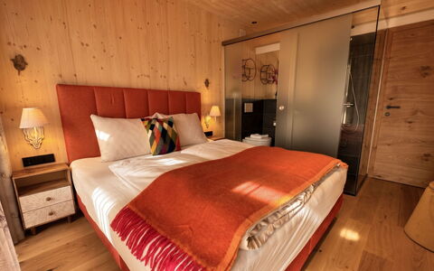 02 Nth056 18G Sup Chalet mit Sauna und Hot Tub 2 e: Mueble, Diseño De Interiores, Habitación, Cama, Piso, Madera, Suelo, Sábana, Lecho, Marco De La Cama