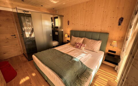 02 Nth056 18G Sup Chalet mit Sauna und Hot Tub 2 e: Diseño De Interiores, Mueble, Suelo, Piso, Cama, Habitación, Madera, Sábana, Habitación, Lecho