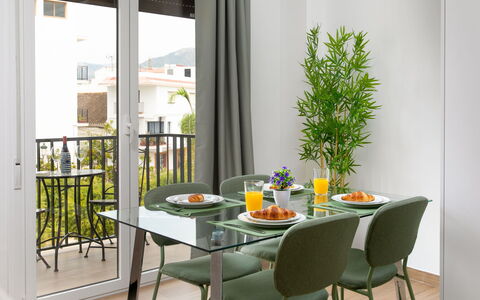 Elvix Nerja Center B: Casa, Arbusto, Casa, Barrio Residencial, Inmuebles, Cabaña, Hacienda, Yarda, Sombra, Césped