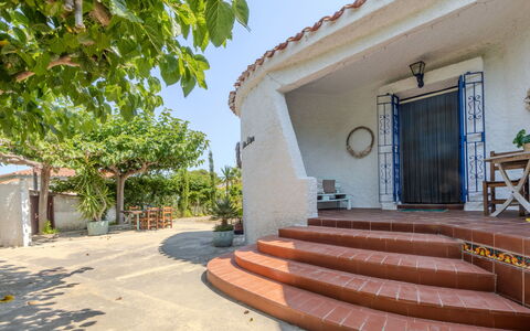 Villa Pipa: Casa, Arbusto, Casa, Barrio Residencial, Inmuebles, Cabaña, Hacienda, Yarda, Sombra, Césped