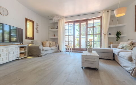 Villa Pipa: Casa, Arbusto, Casa, Barrio Residencial, Inmuebles, Cabaña, Hacienda, Yarda, Sombra, Césped