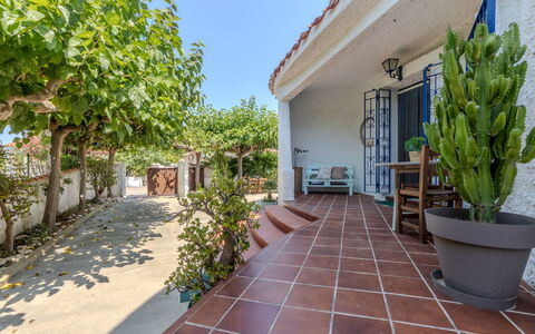 Villa Pipa: Casa, Arbusto, Casa, Barrio Residencial, Inmuebles, Cabaña, Hacienda, Yarda, Sombra, Césped