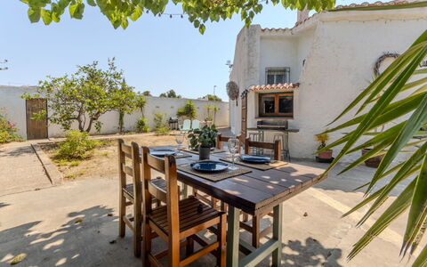 Villa Pipa: Casa, Arbusto, Casa, Barrio Residencial, Inmuebles, Cabaña, Hacienda, Yarda, Sombra, Césped