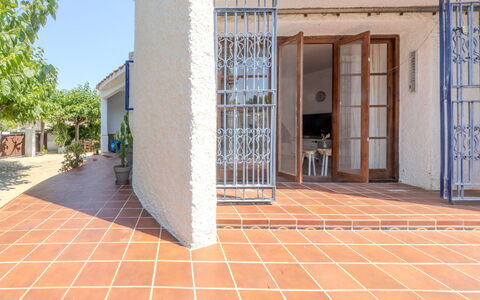 Villa Pipa: Casa, Arbusto, Casa, Barrio Residencial, Inmuebles, Cabaña, Hacienda, Yarda, Sombra, Césped
