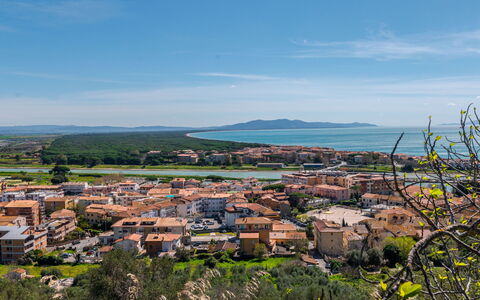 Deborah: Casa, Arbusto, Casa, Barrio Residencial, Inmuebles, Cabaña, Hacienda, Yarda, Sombra, Césped