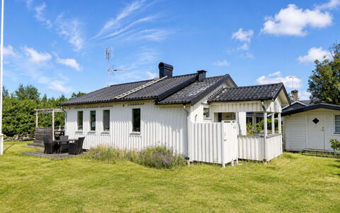 Havsdrömmen: Casa, Arbusto, Casa, Barrio Residencial, Inmuebles, Cabaña, Hacienda, Yarda, Sombra, Césped