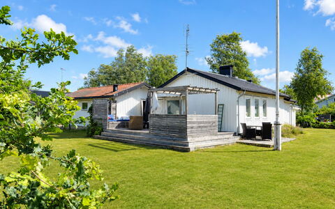 Havsdrömmen: Casa, Arbusto, Casa, Barrio Residencial, Inmuebles, Cabaña, Hacienda, Yarda, Sombra, Césped