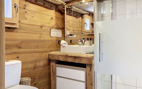 Chalet 1899: Piso, Madera, Arreglo De Tubería, Suelo, Lavabo, Diseño De Interiores, Baño, Lavabo Del Baño, Habitación, Grifo
