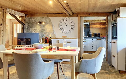 Chalet 1899: Mueble, Diseño De Interiores, Piso, Silla, Madera, Suelo, Comedor, Mesa, Techo, Lámpara