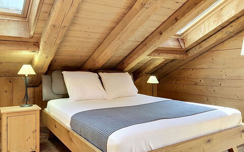 Chalet 1899: Mueble, Habitación, Cama, Madera, Piso, Suelo, Diseño De Interiores, Textil, Lecho, Marrón