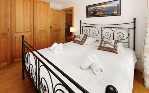 Prima 1084: Mueble, Cama, Diseño De Interiores, Habitación, Piso, Madera, Suelo, Sábana, Habitación, Lecho