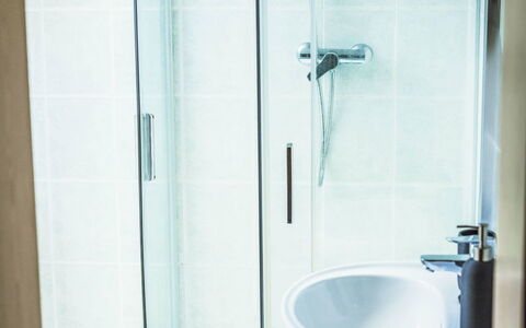 U Šenkýře Mikeše: Baño, Arreglo De Tubería, Diseño De Interiores, Piso, Suelo, Ducha, Plomería, Alcachofa De La Ducha, Lavabo Del Baño, Puerta De La Ducha
