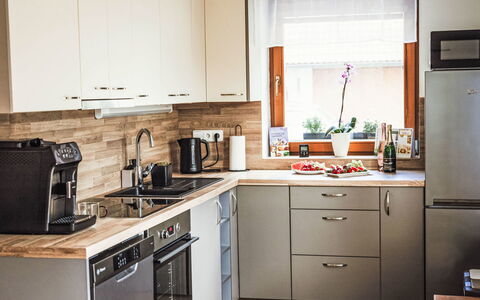 U Šenkýře Mikeše: Aparato De Cocina, Cocina, Mueble, Mostrador, Gabinetes, Electrodoméstico, Electrodoméstico, Diseño De Interiores, Piso, Pequeños Electrodomésticos
