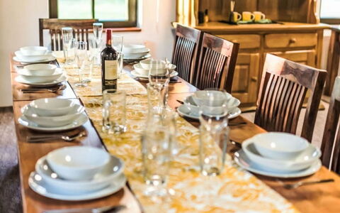 Máchova Roubenka: Mueble, Diseño De Interiores, Madera, Mesa, Comedor, Vajilla, Piso, Cocina Y Comedor Mesa, Encendiendo, Silla
