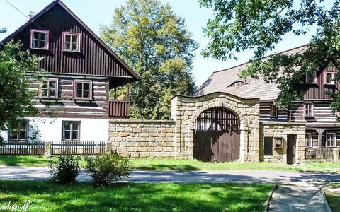 Máchova Roubenka: Casa, Cabaña, Césped, Inmuebles, Jardín, Paisajismo, Yarda, Vía Muerta, Entrada De Coches, Patio Interior
