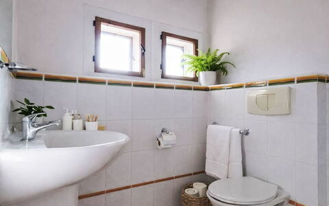 Máchova Roubenka: Asiento Del Baño, Piso, Suelo, Arreglo De Tubería, Baño, Diseño De Interiores, Baño, Loseta, Plomería