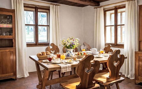 Máchova Roubenka: Mueble, Madera, Mesa, Diseño De Interiores, Piso, Cocina Y Comedor Mesa, Silla, Comedor, Manchas De Madera, Suelo